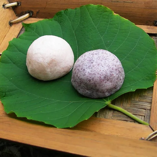 ご進物・お土産　秋篠宮殿下献上　出雲古代米（黒米・赤米）饅頭の写真
