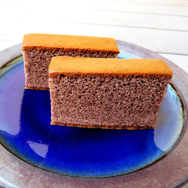 古代黒米かすてーら　大黒（だいこく）がお皿に乗っている画像