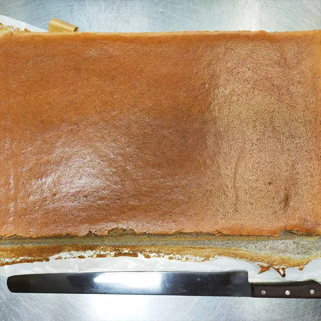 古代黒米かすてーら　大黒（だいこく）をカットしようとしている画像