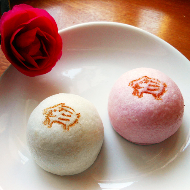 季節のお菓子・迎春　干支上用・亥の画像。上用饅頭にイノシシの柄が付いている新年のみのお饅頭