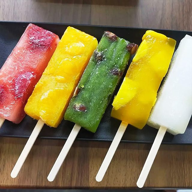 季節のお菓子・夏　国産葛を使った新感覚「溶けないアイス？」シャリバーの写真